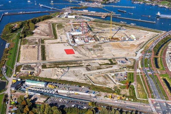 Amsterdam en chemiebedrijf akkoord over woningbouw 